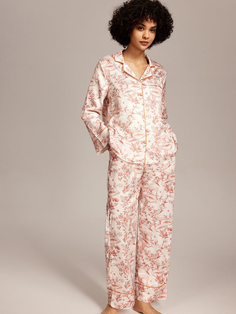 Pijama de raso con ribete en contraste con estampado de plantas
